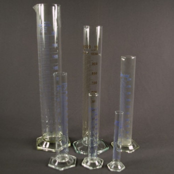 GRADUIERTER MESSZYLINDER AUS BOROSILIKATGLAS - 2 l - mit Fuß und Ausguß